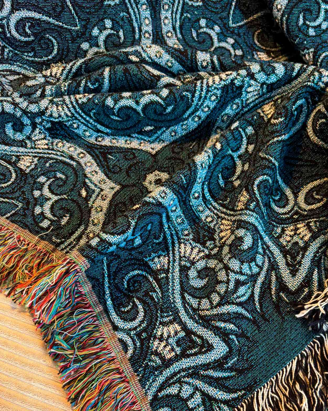 Geweven Deken met “Koninklijke Saffier Elegantie”