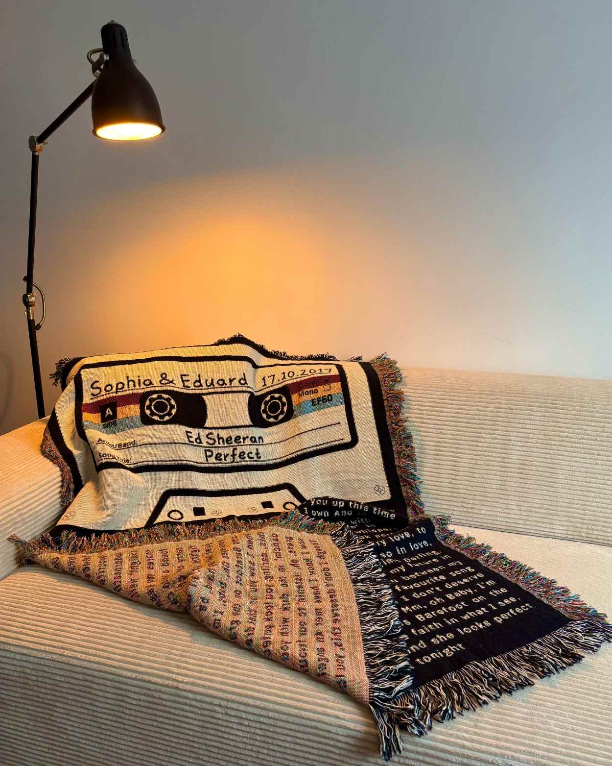 Manta Tejida Personalizada con “Canción de Amor en Casete”