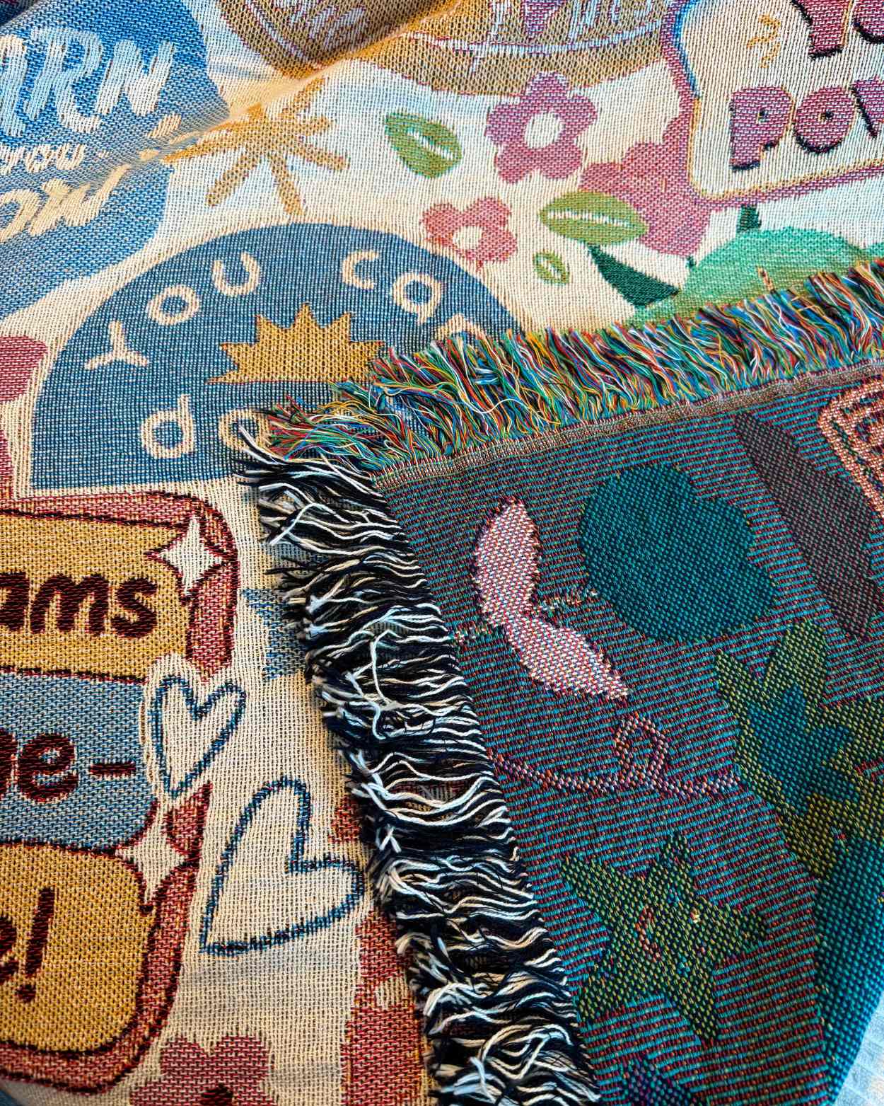 Gewebte Decke mit „Bunte Motivation“